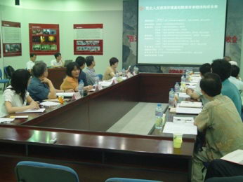 國(guó)家重點(diǎn)課題西北人文資源環(huán)境基礎(chǔ)數(shù)據(jù)庫(kù)課題組組長(zhǎng)方李莉在向驗(yàn)收專家們介紹課題的內(nèi)容